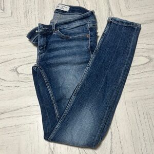 BKE Women's Classic Blue Skinny Jeans